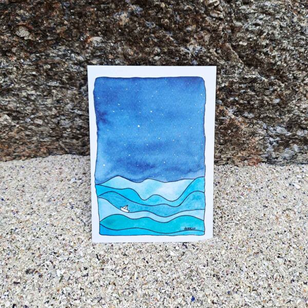 Postal barco de papel entre grandes olas.